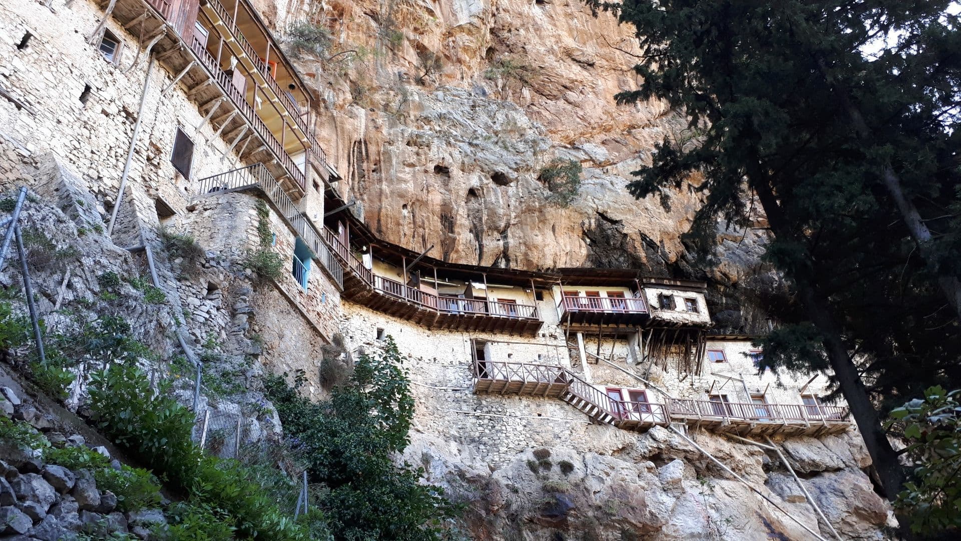 Rendez visite aux sympathiques moines du monastère de Prodromos.